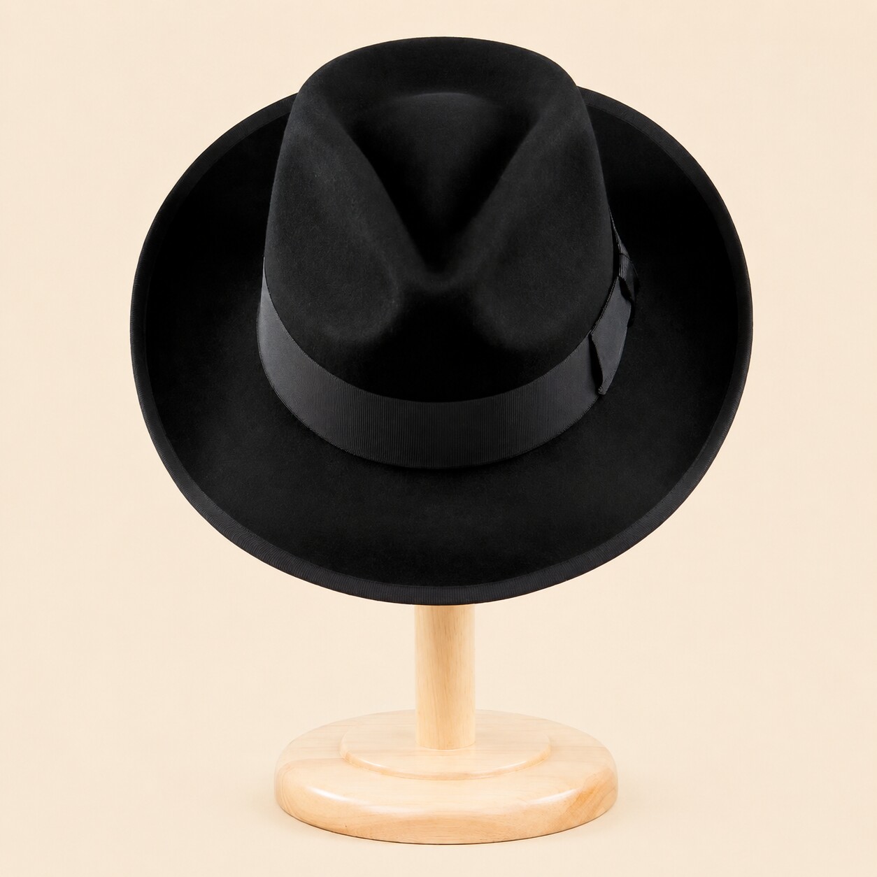 Chapeau fédora noir, vue plongeante sur présentoir, modèle FD-02