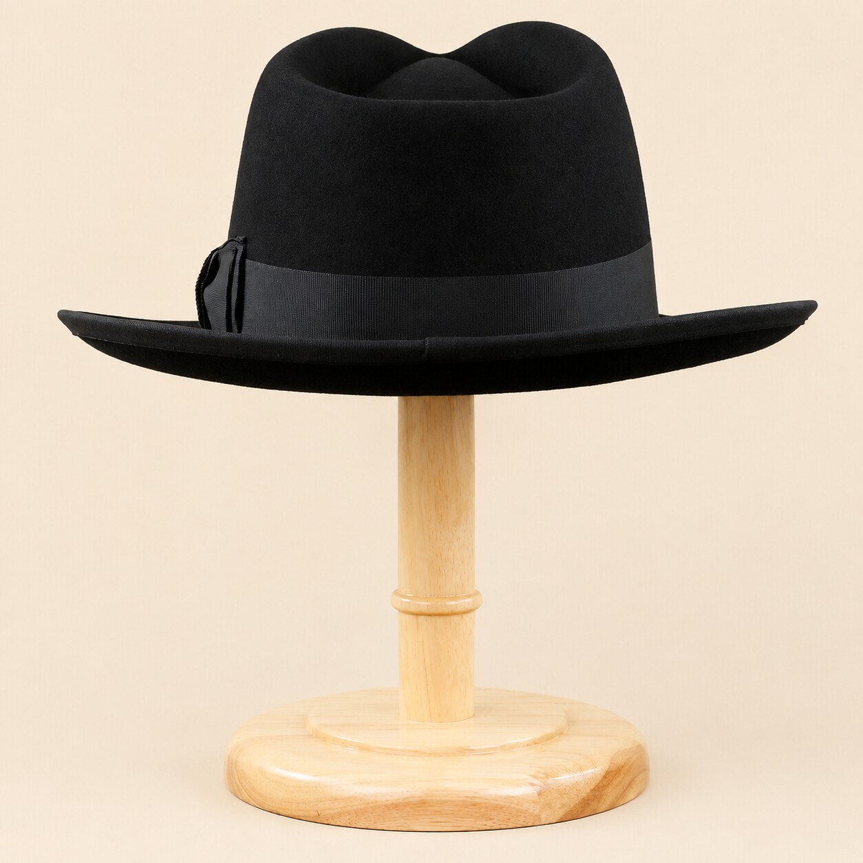Chapeau fédora noir, vue de face sur présentoir, modèle FD-03