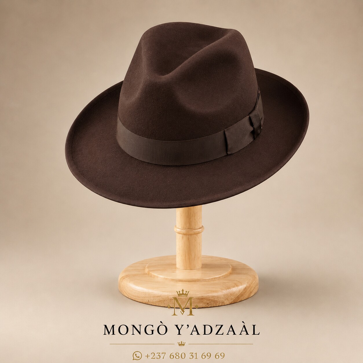 Chapeau fédora marron chocolat, vue trois-quarts sur présentoir, modèle FD-04