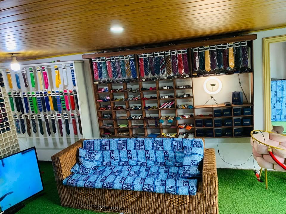 Mur de cravates et accessoires du showroom