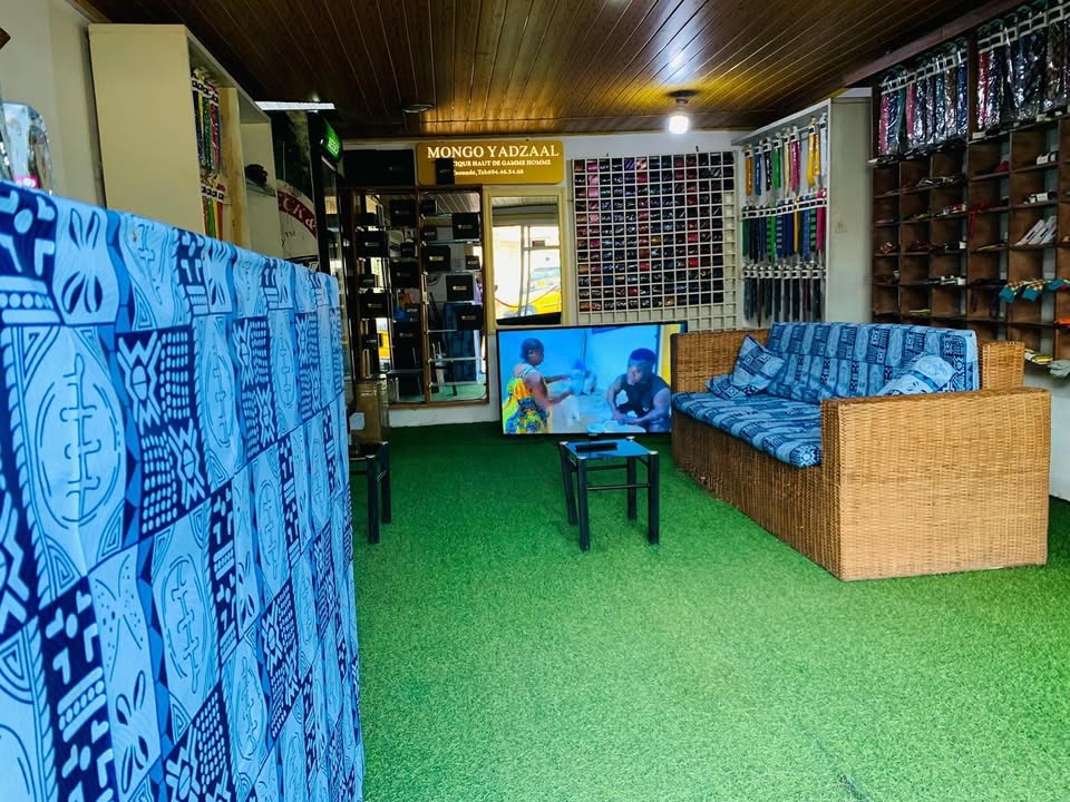 Présentoirs de cravates et pochettes en boutique